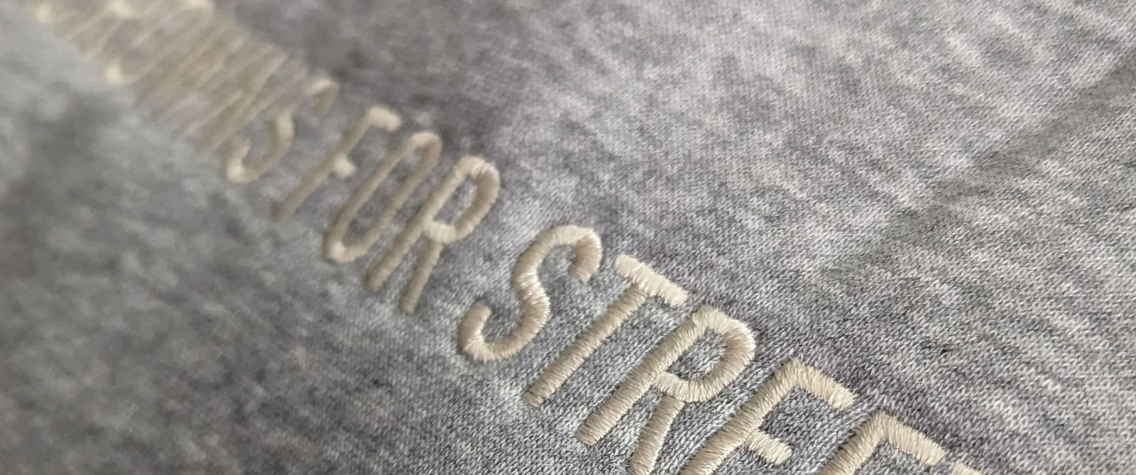 Stickerei Crowns for Street auf grauem Hoodie – Stoff³ Studio Kassel